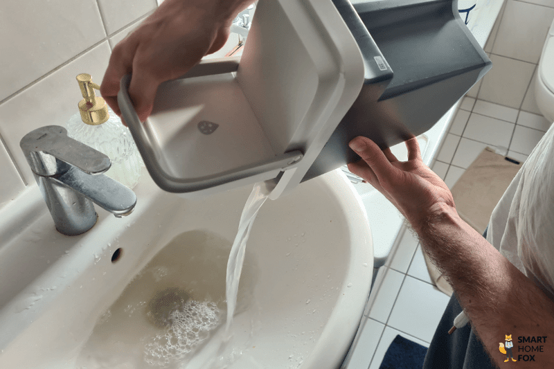 Das Schmutzwasser wird aus dem Tank des Roborock S8 Pro ins Waschbecken geschüttet.
